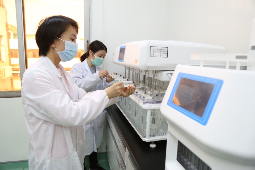 办公桌上的一瓶盐 ——可讲求也能够迁就的j9国际集团研发人董穗娟