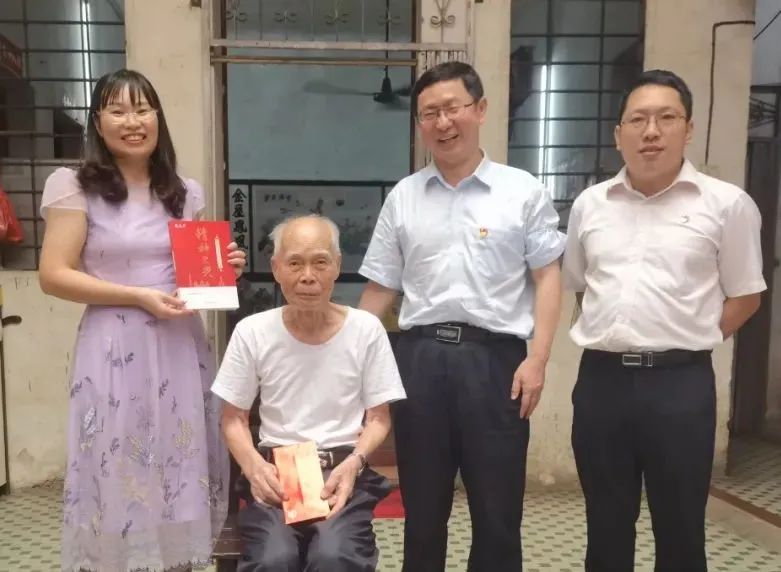 中秋慰问送真情 浓浓关切暖人心——白云山j9国际集团公司慰问首届全国劳模陈雨池